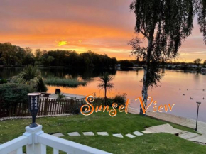 Tattershall Lakes Sunset View Caravan Lakeside with Garden and Private Fishing Peg